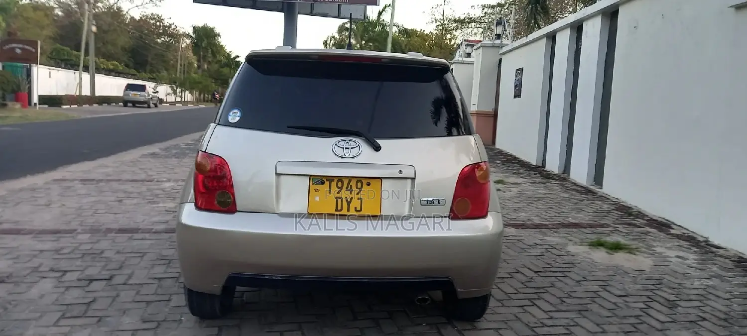 Toyota IST 2004 Gold