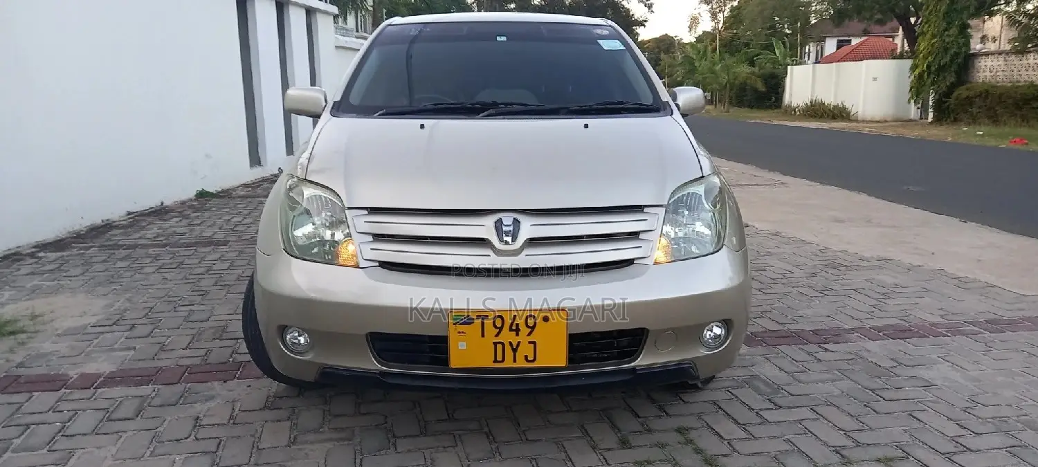 Toyota IST 2004 Gold