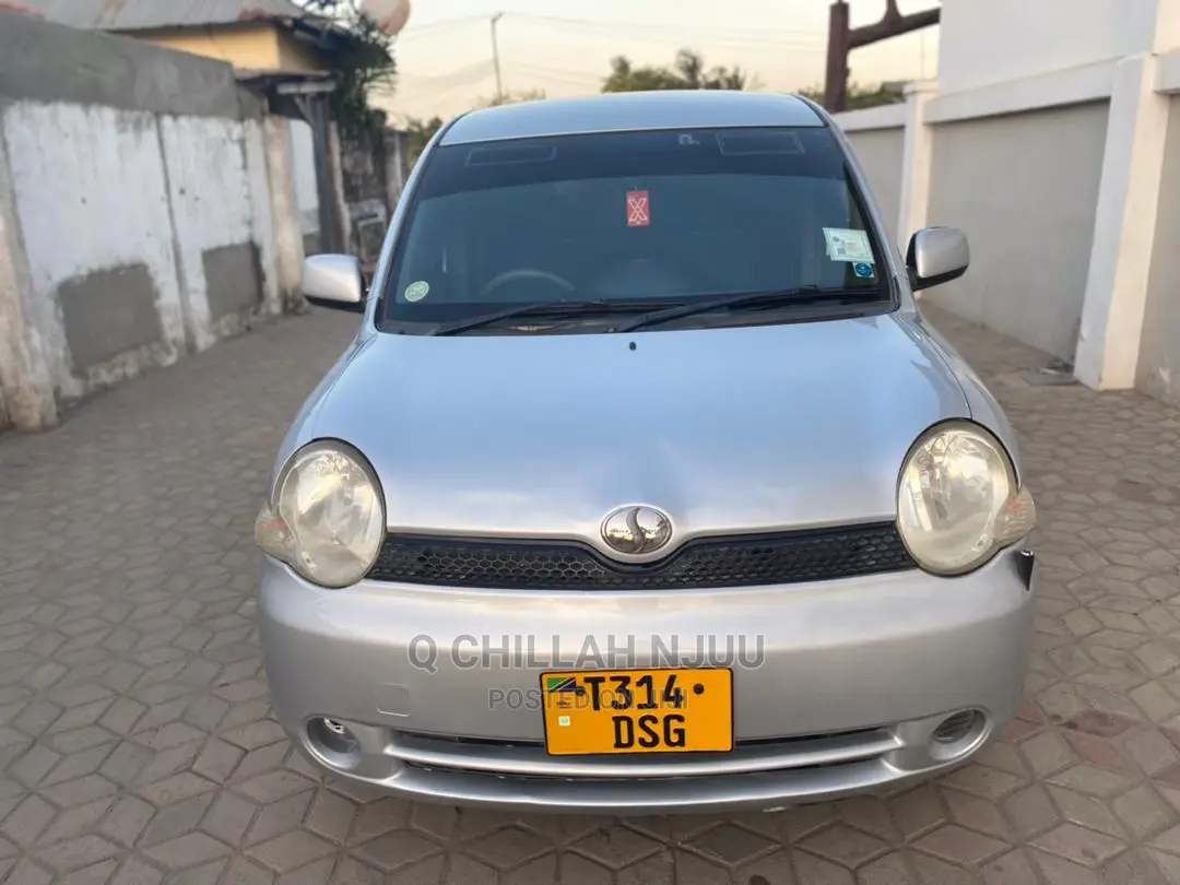 Toyota Sienta 2005 Silver
