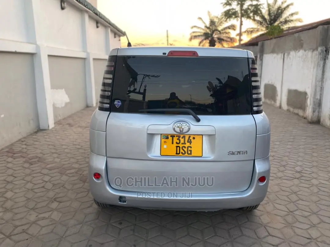 Toyota Sienta 2005 Silver