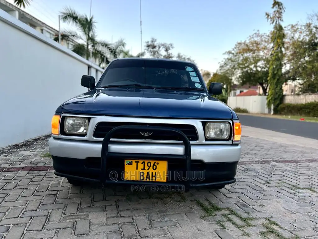 Toyota Hilux 2001 Blue