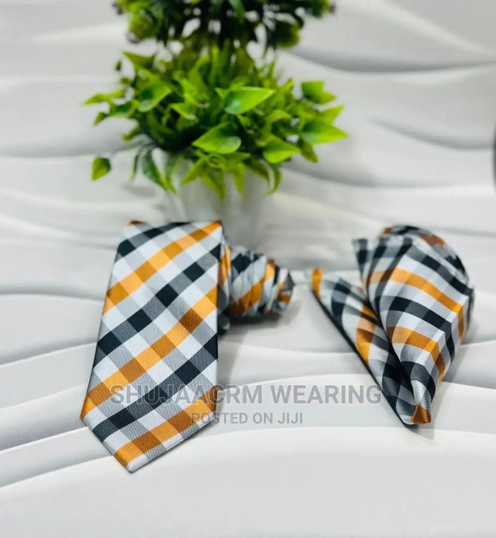 Bow Tie Na Kitambaa Chake