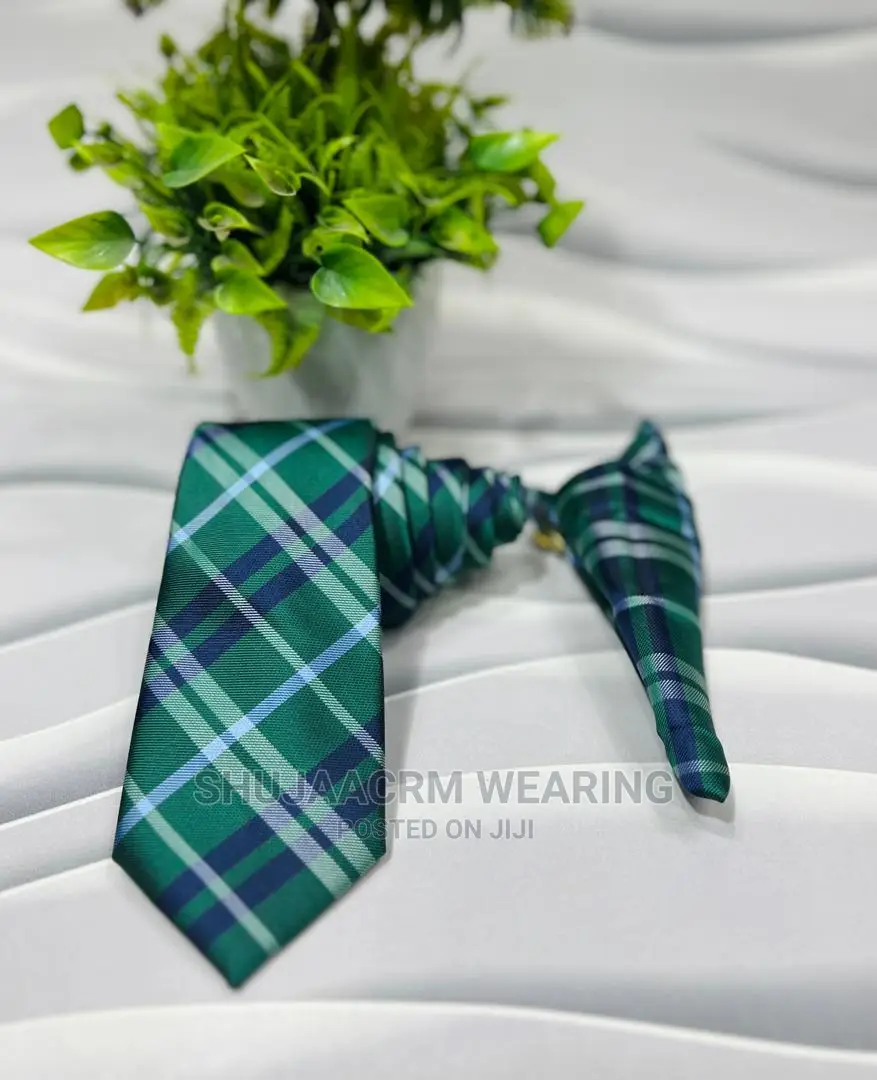Bow Tie Na Kitambaa Chake