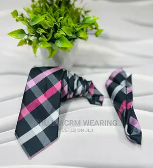 Bow Tie Na Kitambaa Chake