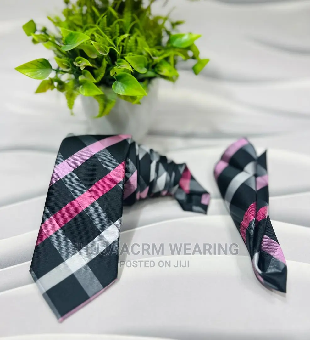 Bow Tie Na Kitambaa Chake