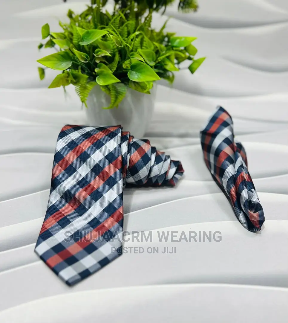 Bow Tie Na Kitambaa Chake