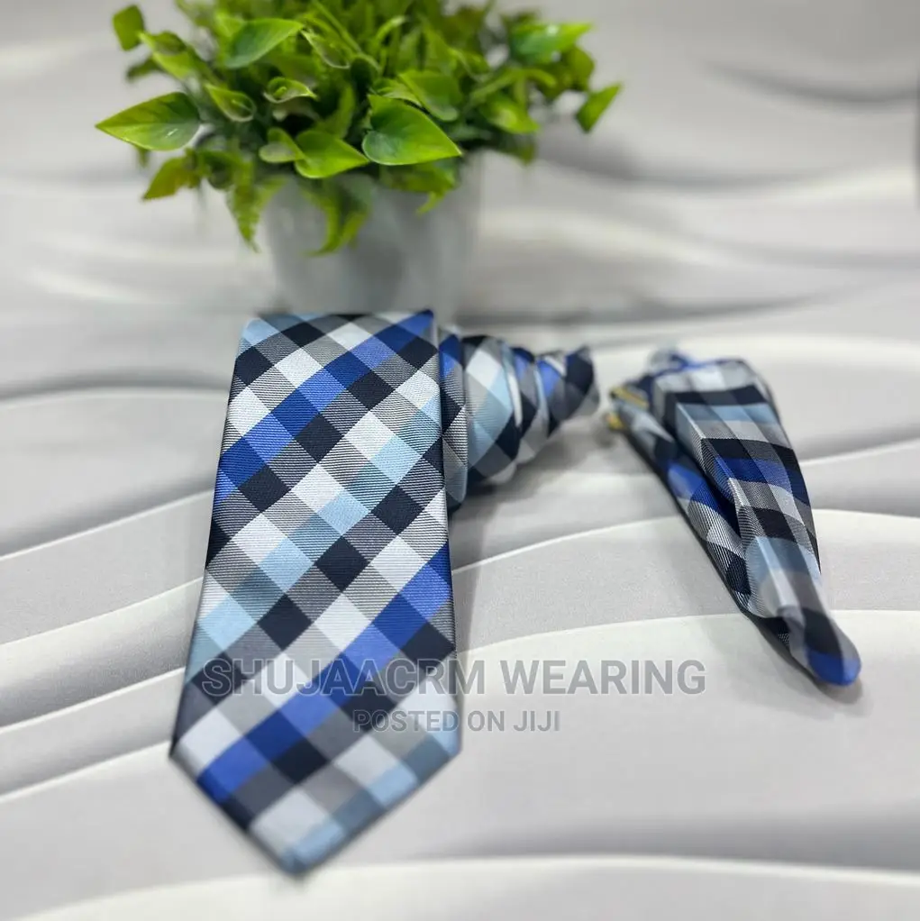 Bow Tie Na Kitambaa Chake