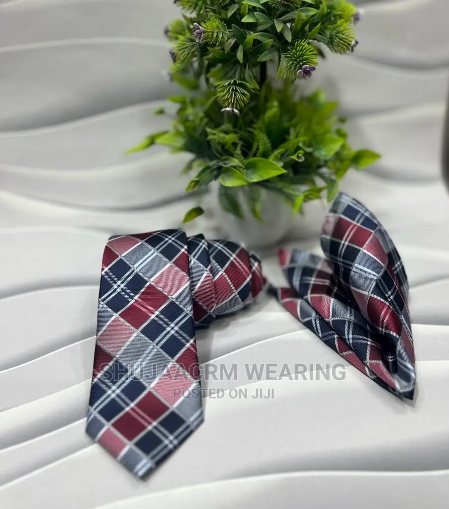 Bow Tie Na Kitambaa Chake