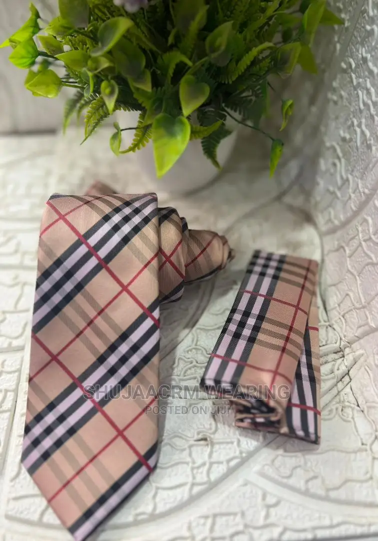 Bow Tie Na Kitambaa Chake