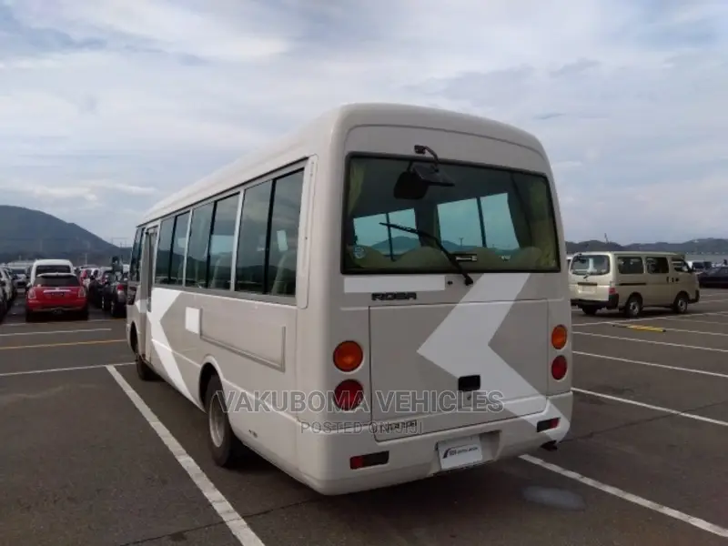 Mitsubishi Fuso Rosa 2002 White
