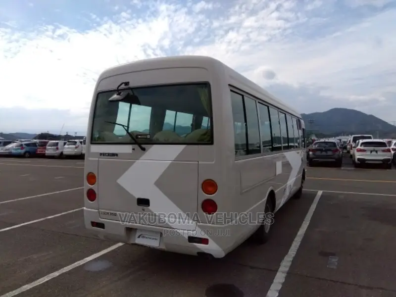 Mitsubishi Fuso Rosa 2002 White