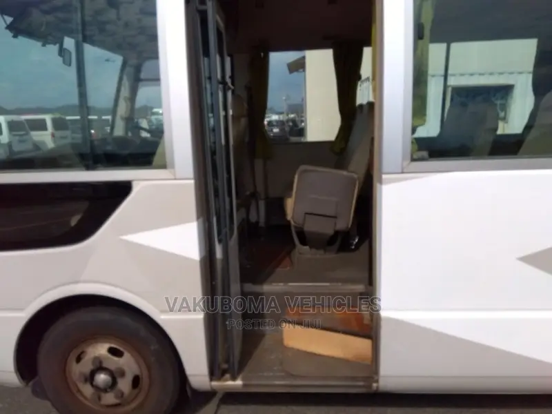 Mitsubishi Fuso Rosa 2002 White
