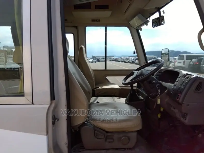 Mitsubishi Fuso Rosa 2002 White