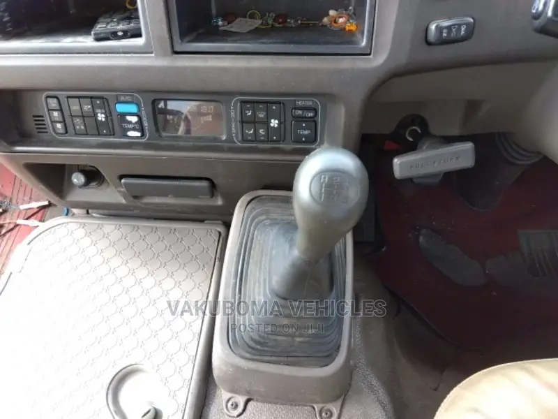 Mitsubishi Fuso Rosa 2002 White