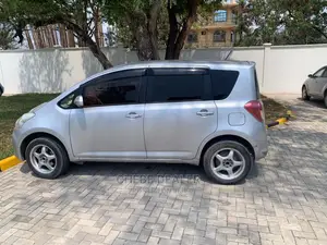 Toyota Ractis 1.3 FWD 2008 Silver