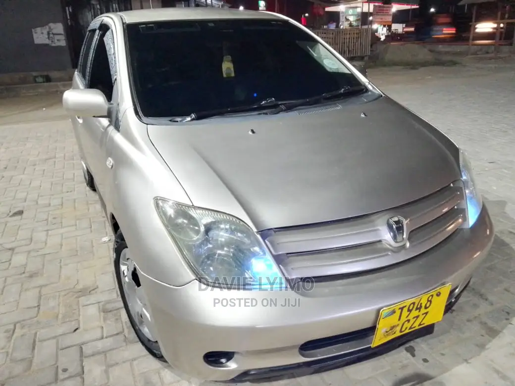 Toyota IST 2004 Silver