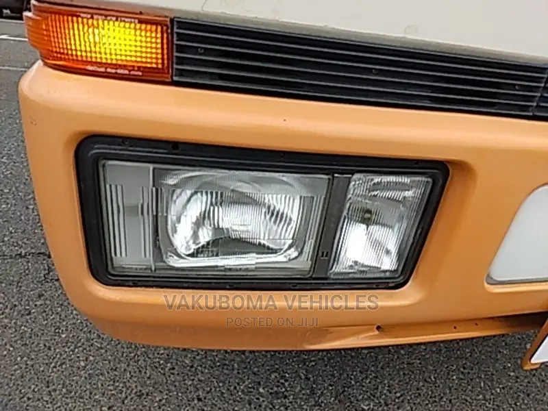 Mitsubishi Fuso Rosa 1993 Orange