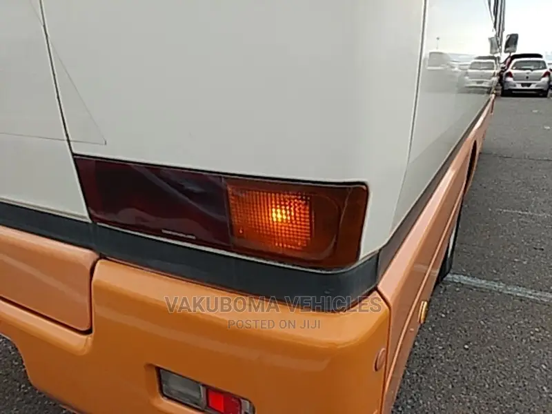 Mitsubishi Fuso Rosa 1993 Orange