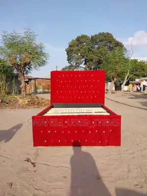 Bedsofa Ya Mbao 5*6 Mpya