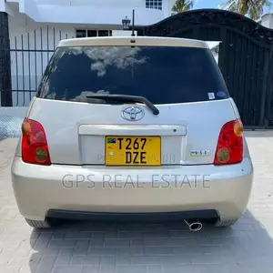 Toyota IST 2003 Gold