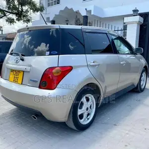 Toyota IST 2003 Gold
