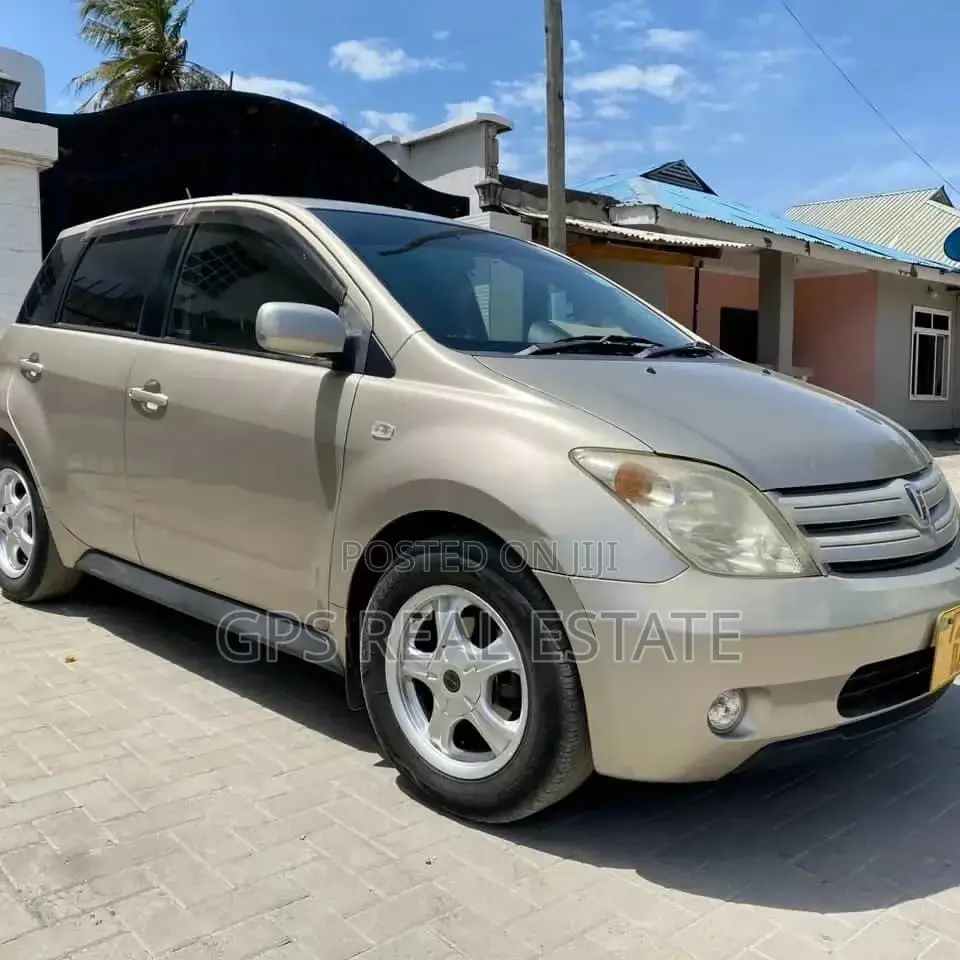Toyota IST 2003 Gold