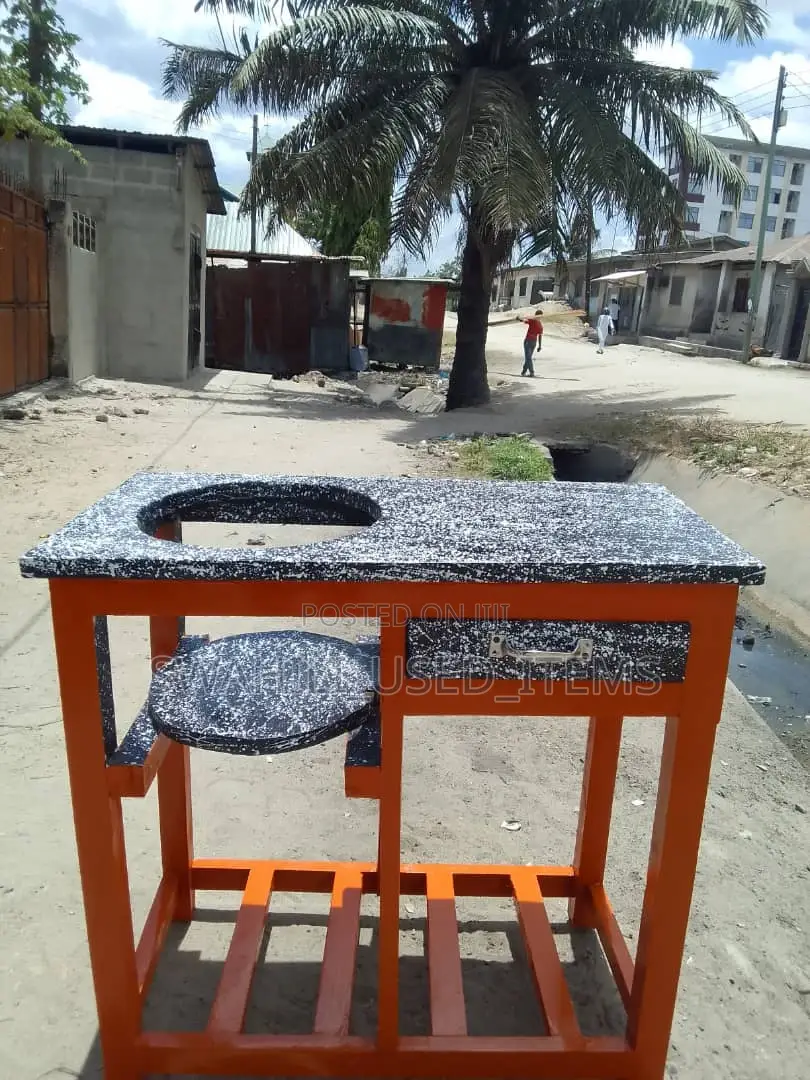 Meza Ya Jikoni Mpya