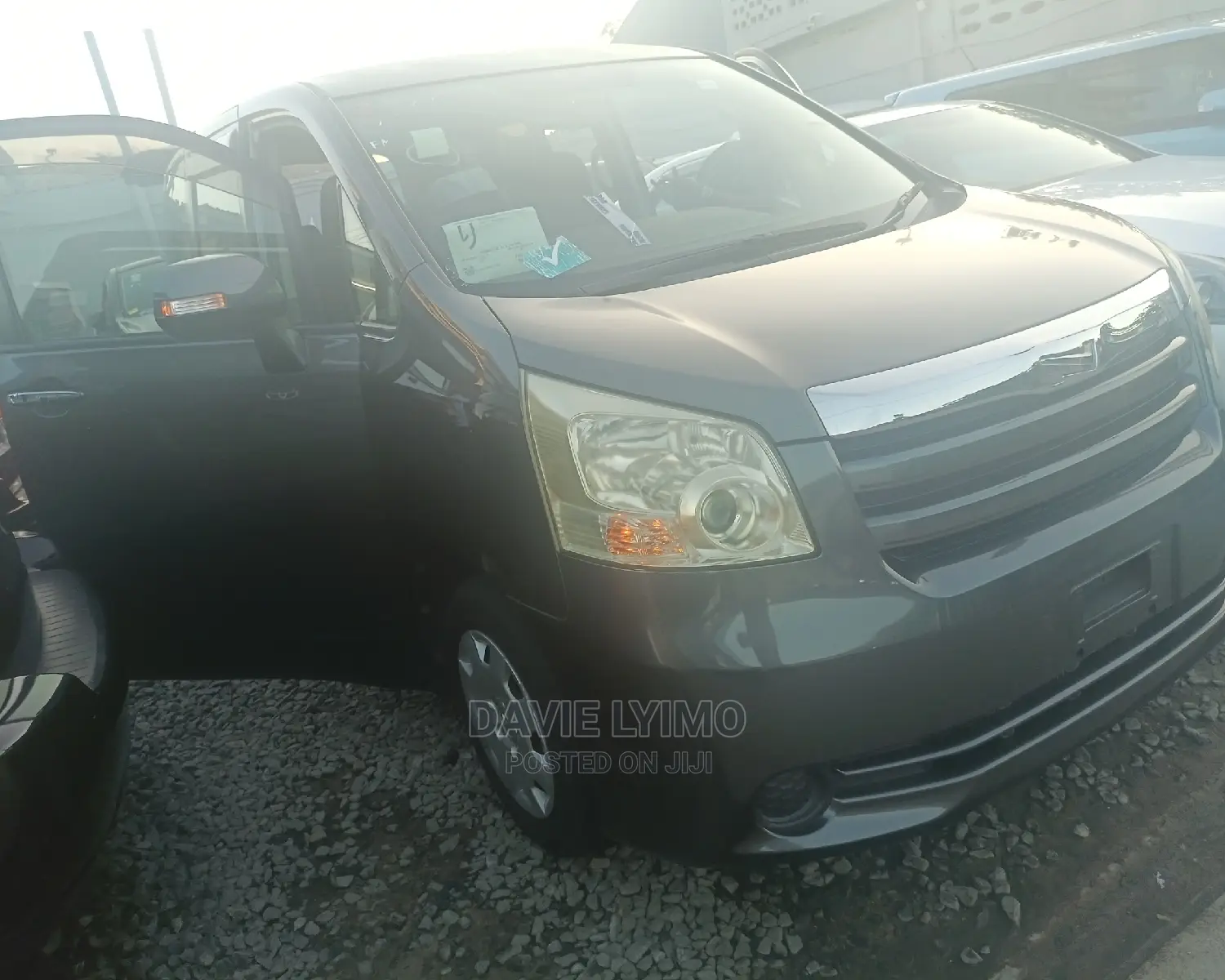 Toyota Noah 2.0 158hp AWD (7 Seater) 2009 Gray