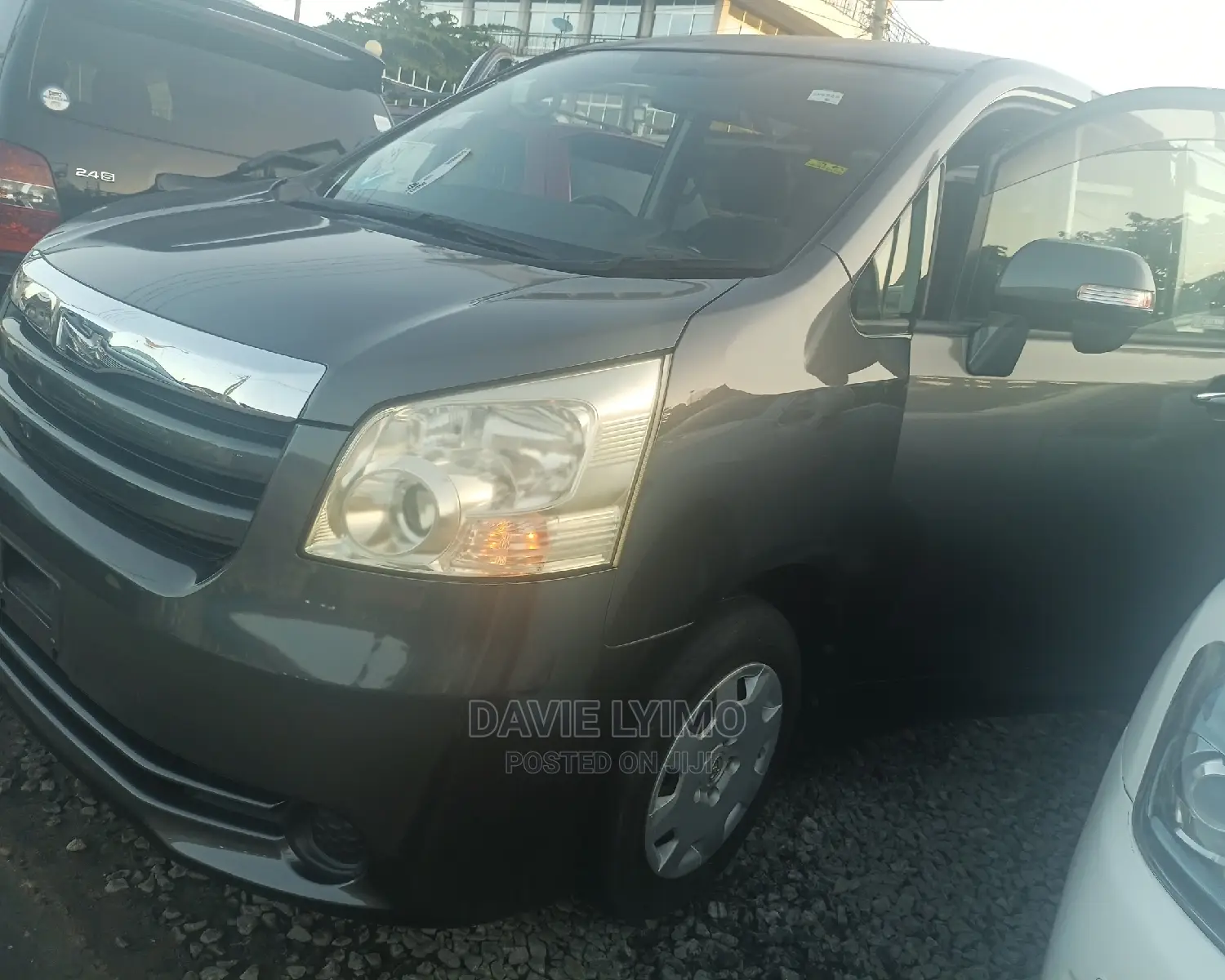 Toyota Noah 2.0 158hp AWD (7 Seater) 2009 Gray