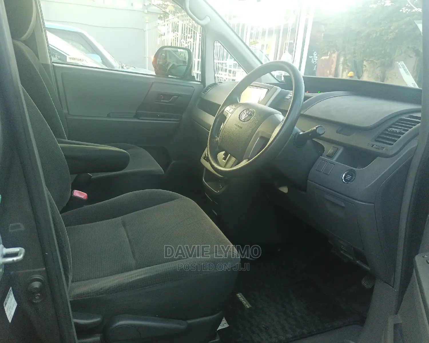 Toyota Noah 2.0 158hp AWD (7 Seater) 2009 Gray