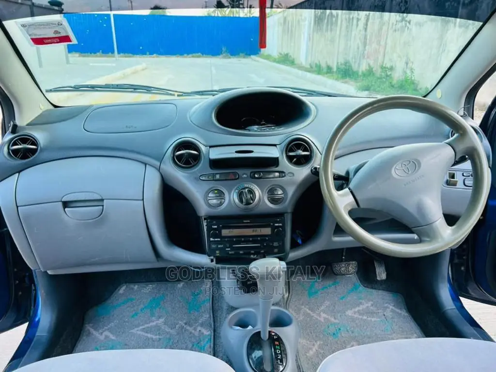 Toyota Vitz 2004 Blue