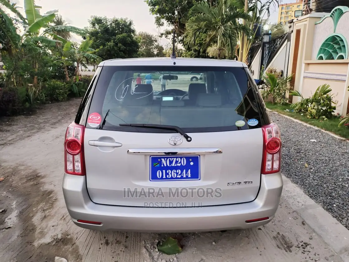 Toyota Raum 2009 Silver
