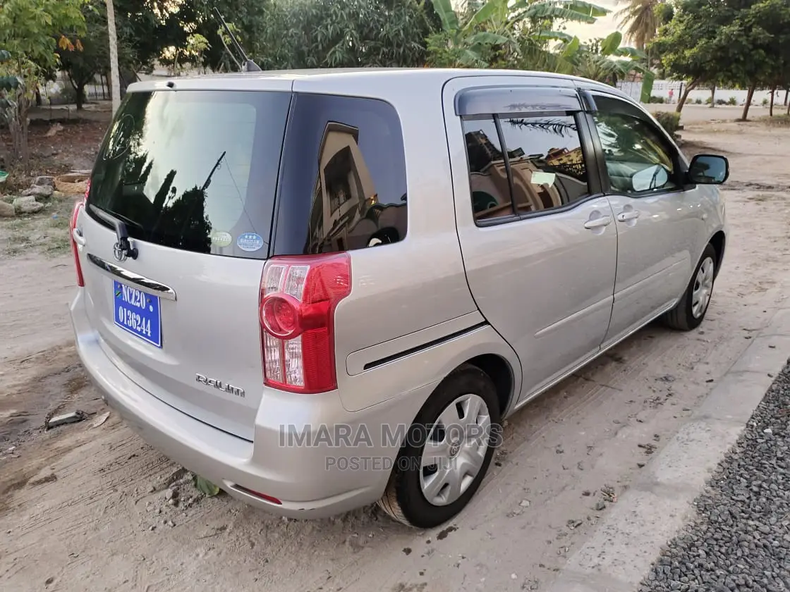 Toyota Raum 2009 Silver