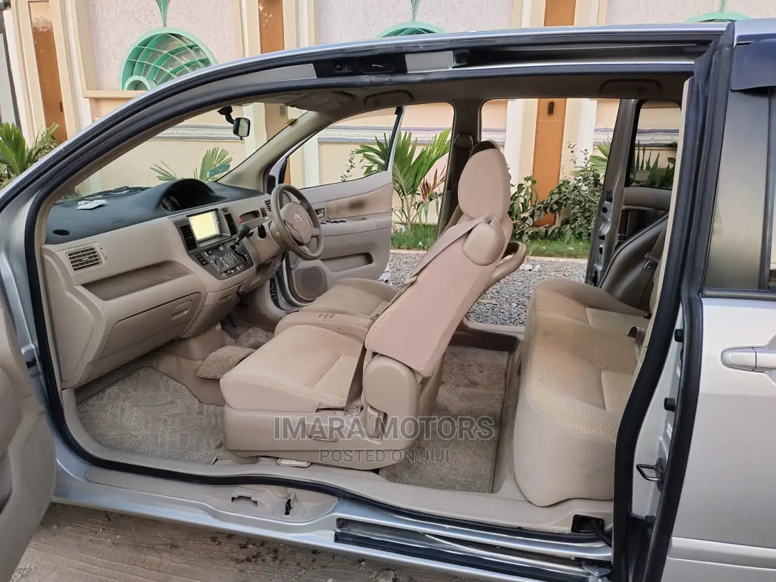 Toyota Raum 2009 Silver