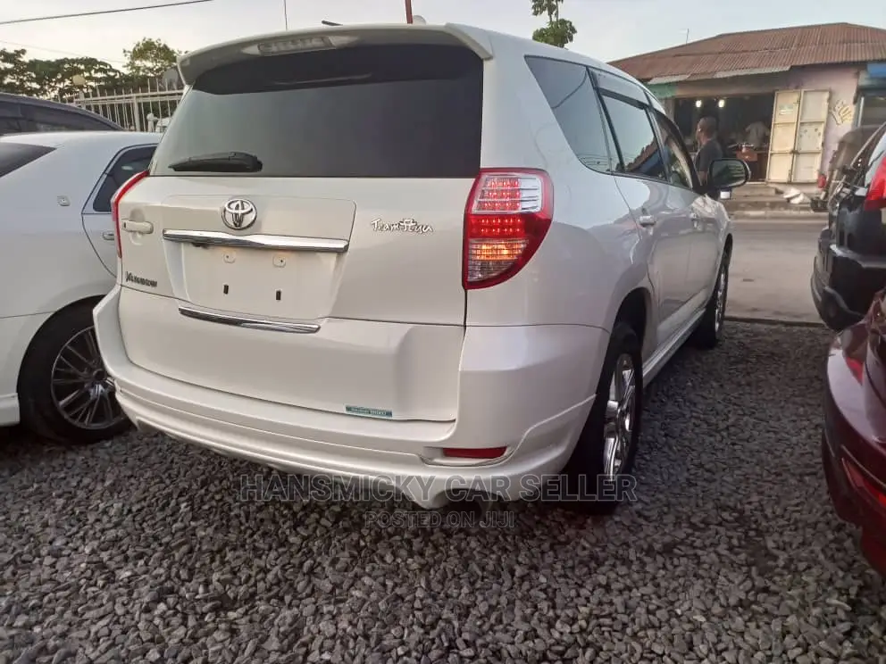 Toyota Vanguard 2009 White