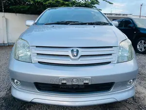 Toyota IST 2004