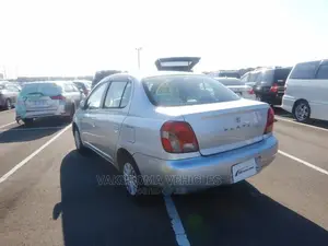 Toyota Platz 2000 Silver