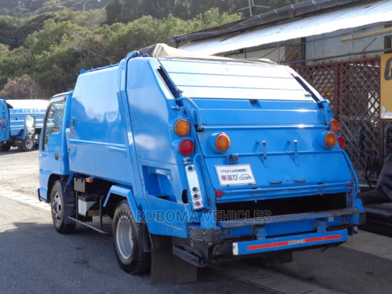 Isuzu Elf Garbage Truck