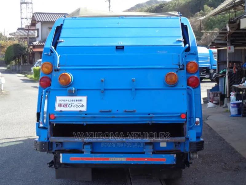 Isuzu Elf Garbage Truck