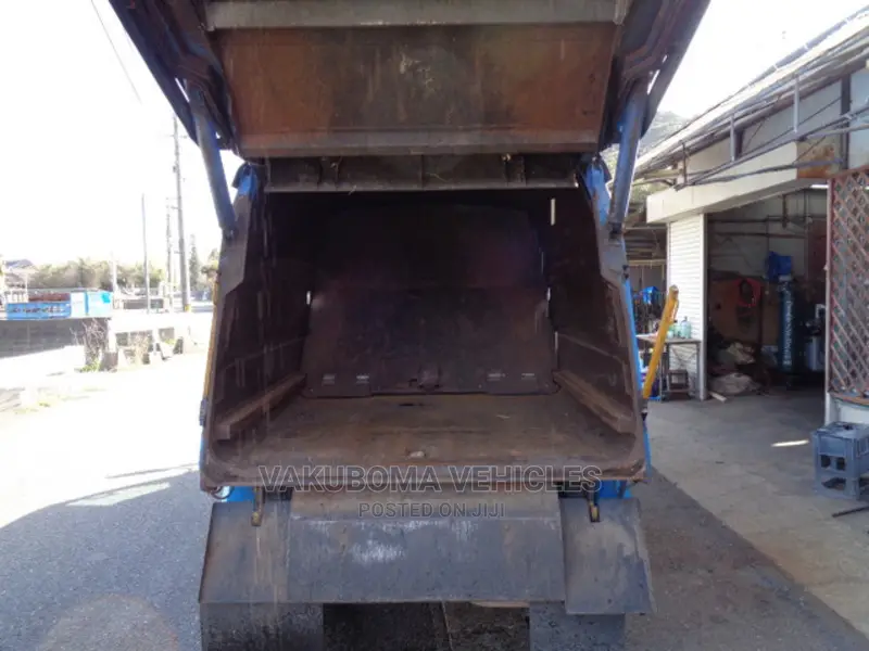 Isuzu Elf Garbage Truck