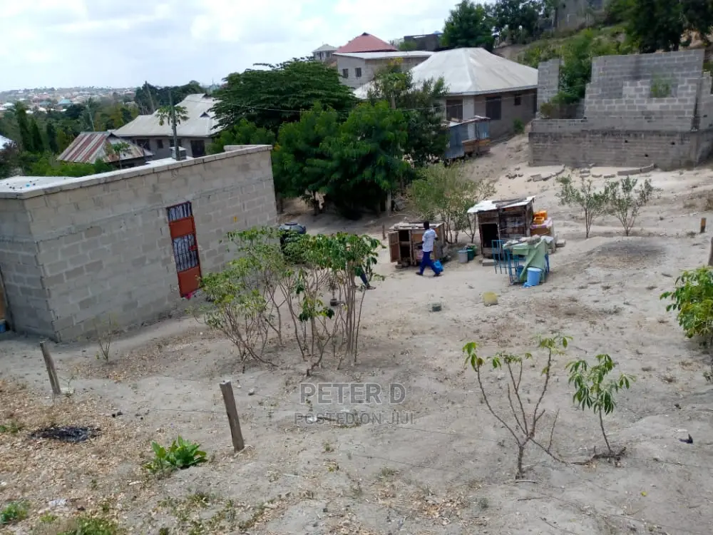 Kiwanja Chenye Nyumba