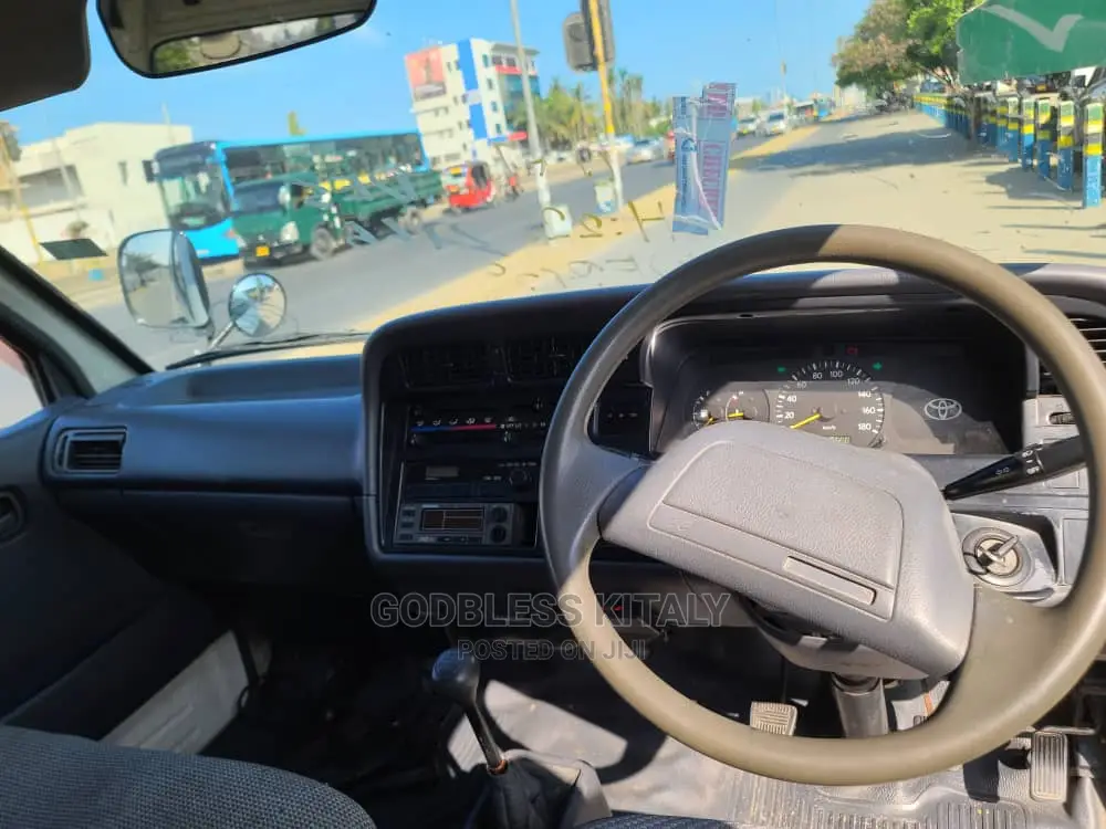 Toyota HiAce 2002 White