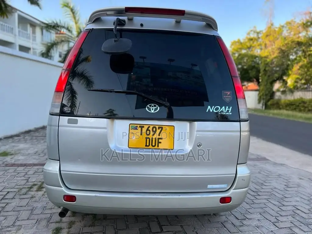 Toyota Noah 2001 Silver