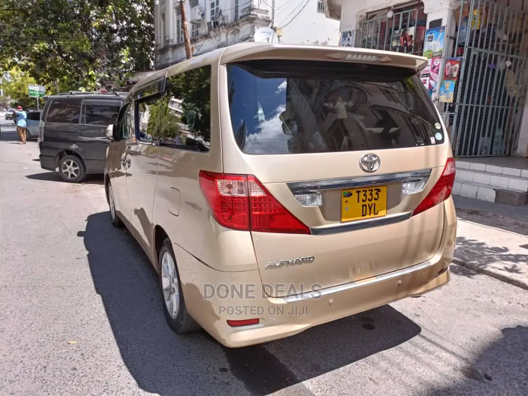 Toyota Alphard 2010 Gold