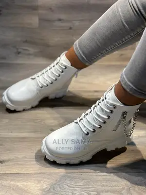 Official Boot Plain