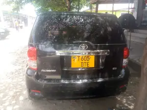 Toyota Corolla Rumion Hatchback 1.5 FWD 2008 Black