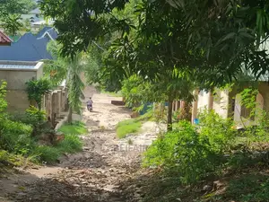 Kiwanja Kizuri Kinauzwa Goba Njia Nne