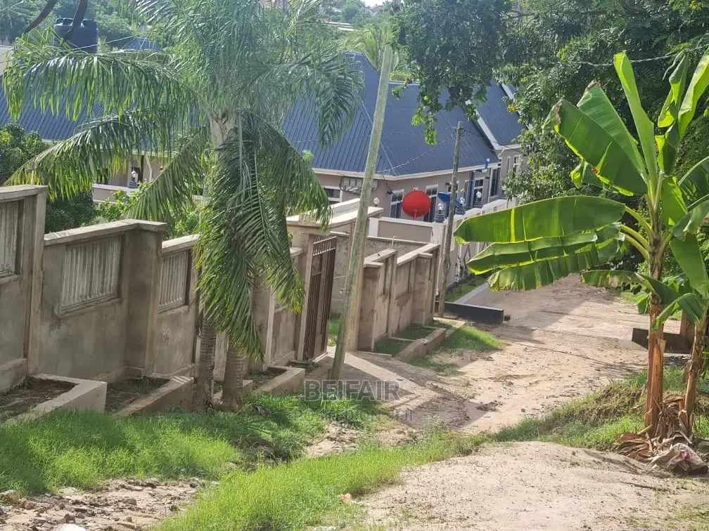 Kiwanja Kizuri Kinauzwa Goba Njia Nne