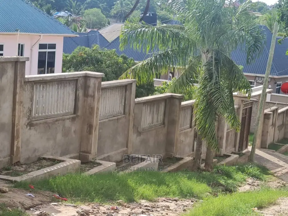 Kiwanja Kizuri Kinauzwa Goba Njia Nne