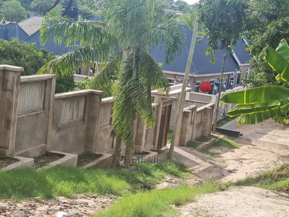 Kiwanja Kizuri Kinauzwa Goba Njia Nne